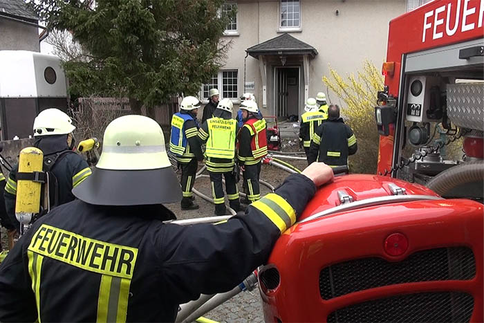 Brand eines Einfamilienhauses mit verletzter Person