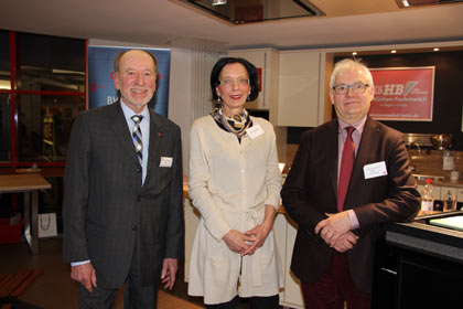 Rainer Jung (BVMW ), Juliane Dreisbach aus Freudenberg und Helmut Bald vom Mbelhaus (von links). Foto: BVMW