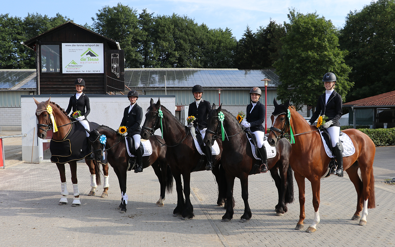 Die erfolgreichen Dressur-Reiter (Foto: Bruns/RV Montabaur-Horressen)