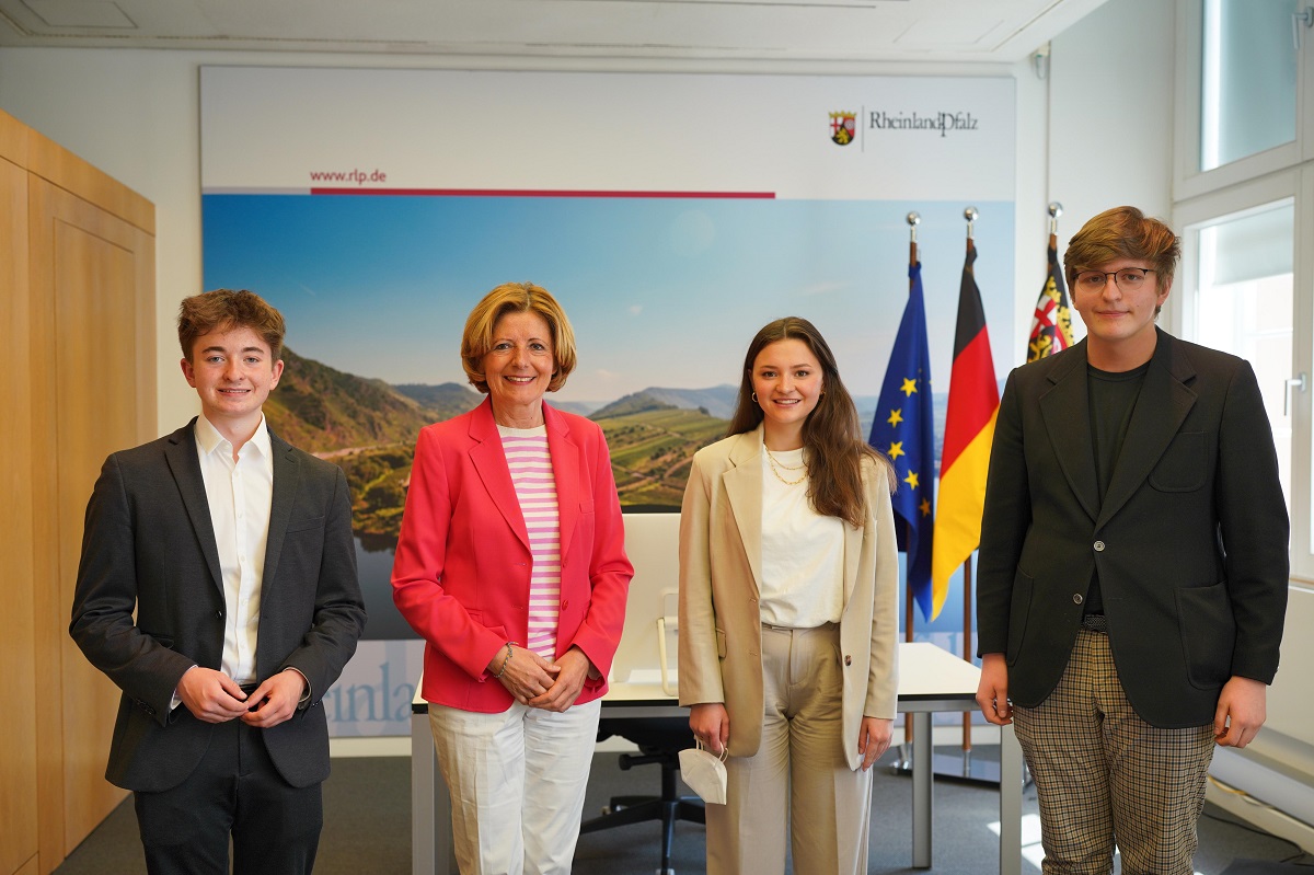 Ministerprsidentin Malu Dreyer mit Leonie Kukla sowie Pascal Groothuis (links) und Eric Grabowski (rechts). (Foto: Staatskanzlei RLP/Dinges)
