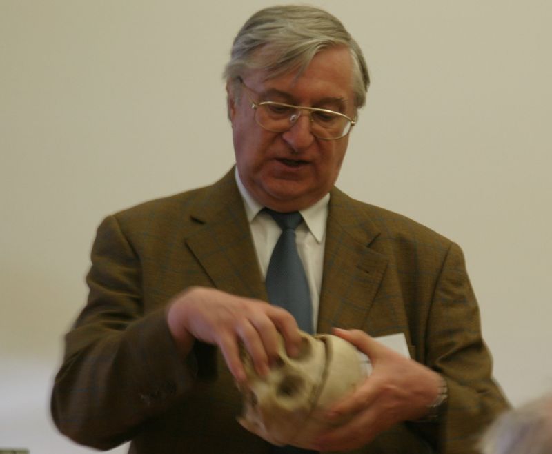 Dr. Hermann Josef Roth bespricht Fragen des menschlichen Evolution. Foto: DGGTB