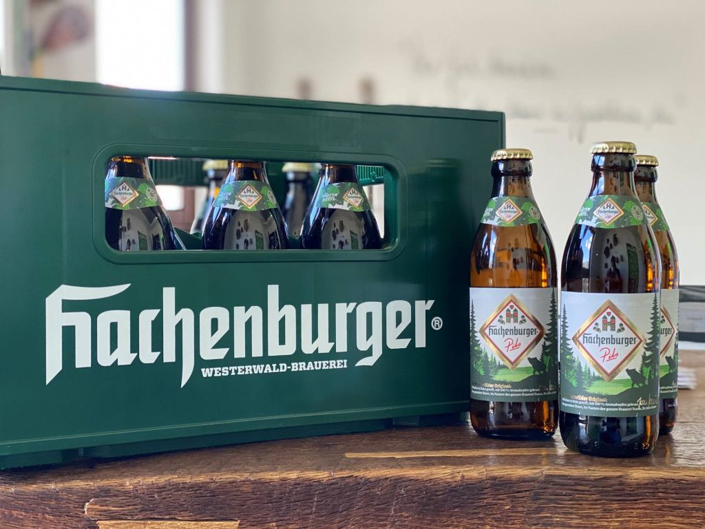 Hachenburger Drittel: Kasten und Flasche. Fotos: Westerwald-Brauerei