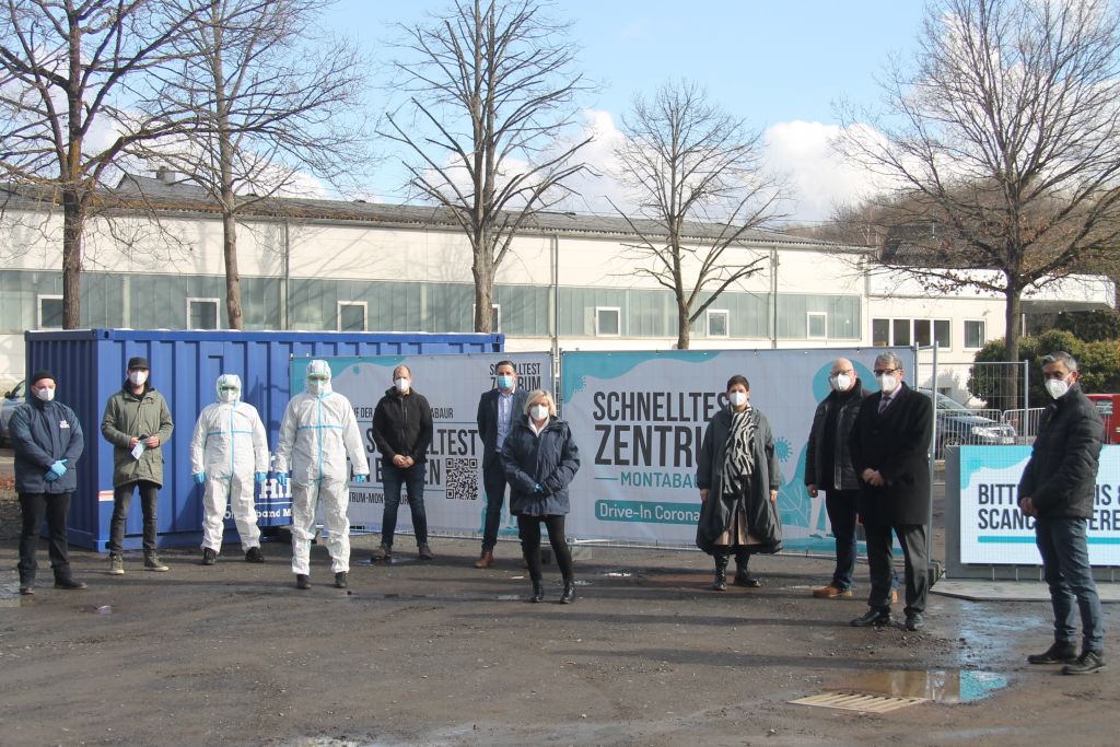 Generalprobe im Testzentrum Montabaur: Die Teams von Spack! Event, VG-Verwaltung, THW und Seco Security haben mit groem Engagement das Drive-in auf der Eichwiese hochgezogen. Nun kann es losgehen, denn der Probedurchlauf hat gut geklappt. Foto: Pressestelle VG Montabaur