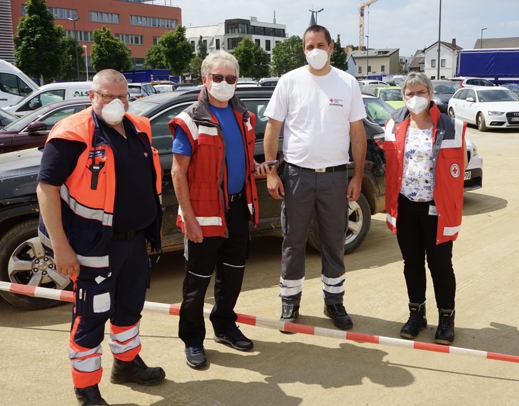 Kreisverbandspsident Werner Grber (2. von links) und Kreisgeschftsfhrerin Kerstin Rexilius-Schuler (ganz rechts) bei der Absprache mit den Helfern vor Ort. Fotos: DRK Kreisverband Neuwied