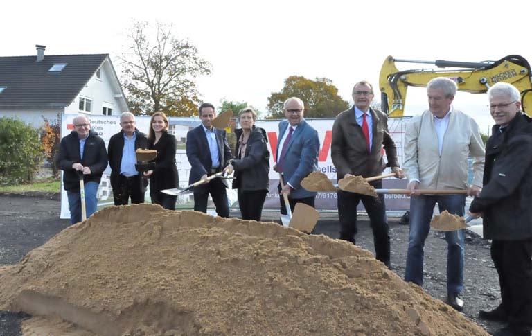 Am Donnerstag, 17. Oktober, hatten die Verantwortlichen des DRK Landesverbandes zum symbolischen Spatenstich am Bauplatz in Horhausen eingeladen. (Fotos: kk)