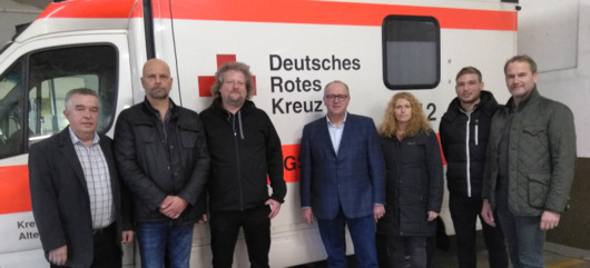 Um die Meinung der Rettungsdienstmitarbeiter kennenzulernen, traf sich der Vorsitzende des Gesundheitsausschusses, Dr. Peter Enders, MdL (Mitte), mit Vertretern des DRK-Betriebsrates, des Rettungsdienstes und der Geschftsfhrung. (Foto: DRK) 