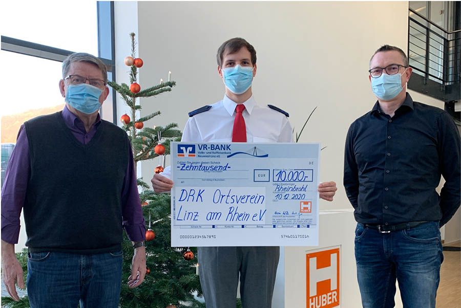 Christian Spitz nahm als Vertreter des Ortsvereins und gleichzeitig Gruppenfhrer der SEG Linz den Scheck der Firma Huber Integral Bau als Weihnachtsgeschenk entgegen. Foto: privat