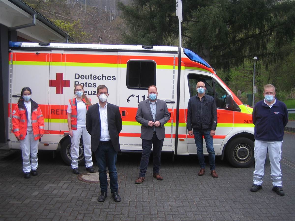 SPD-Brgermeisterkandidat zu Besuch bei der Rettungswache in Kirchen (von links): Victoria Schmidt (FSJ), Sarah Braun (Medizinstudentin, Aushilfe Rettungsdienst), DRK-Kreisgeschftsfhrer Marcell Brenner, Kandidat Andreas Hundhausen, Leiter Rettungsdienst Mike Matuschewski, Wachenleiter Wolfgang Wschenbach. Corona-bedingt verzichtete man auf das Betreten der Rumlichkeiten und traf sich stattdessen zum Hintergrundgesprch unter freiem Himmel. (Foto: Kandidat) 