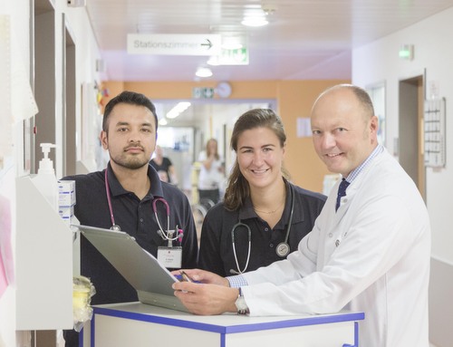 Die PJ-ler Ali Naim und Tamara Su Cheng Tan mit Dr. Gebhard Buchal, Chefarzt in der Kinderklinik (von links). (Foto: DRK-Kinderklinik Siegen)