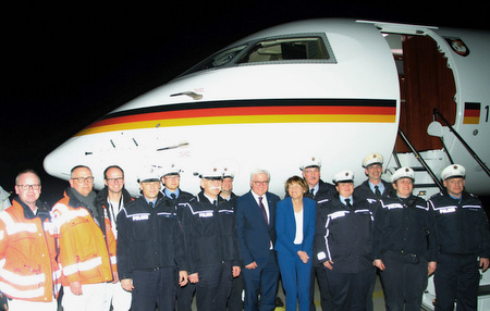 Holger Mies, Christof Wagner und Holger Seelbach (von links) vom DRK-Ortsverein Altenkirchen-Hamm sicherten die medizinische Versorgung fr Bundesprsident Frank-Walter Steinmeier und seine Ehefrau Elke Bdenbender). (Foto: DRK) 