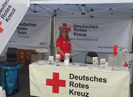 Das DRK prsentiert sich auf dem Wochenmarkt in Altenkirchen