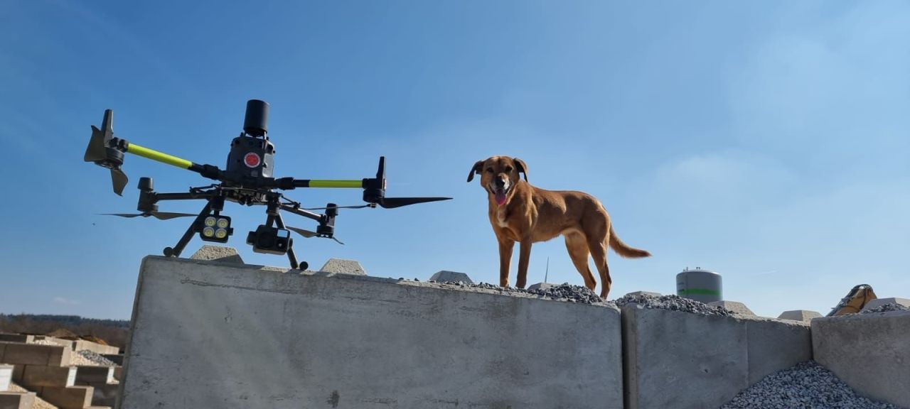 Drohne und Rettungshund. Foto: BRH Rettungshundestaffel Westerwald e.V.