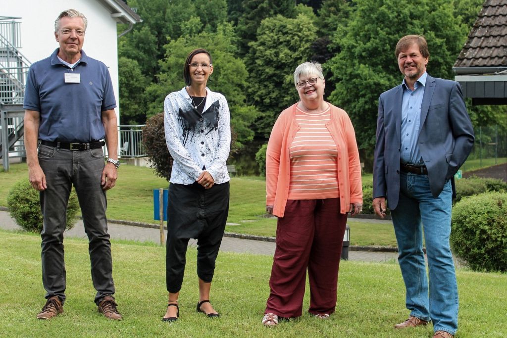 Bewegender Wechsel an der MEDIAN Klinik Wied: (v.l.) Doktor med. Welf Schroeder, die neue rztliche Leiterin Nadine Wussow-Rothhaar, Therapeutische Leiterin Professor Wilma Funke und Kaufmnnischer Leiter Bernd Bolz. Foto: MEDIAN