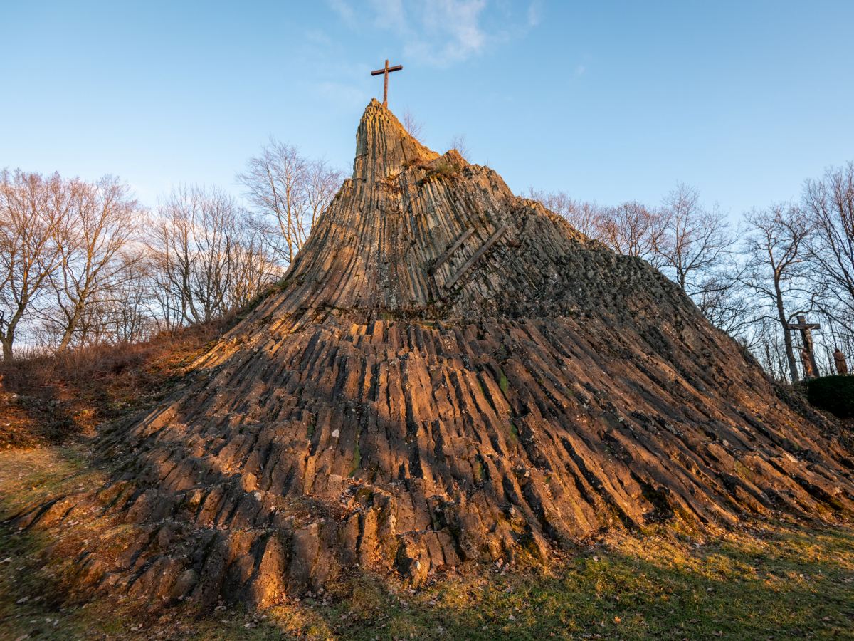 Diesmal erleben die Teilnehmer auf der 10-Kilometer-Wanderung den geheimnisvollen Basaltkoloss mit dem Namen Druidenstein. (Foto: Veranstalter)