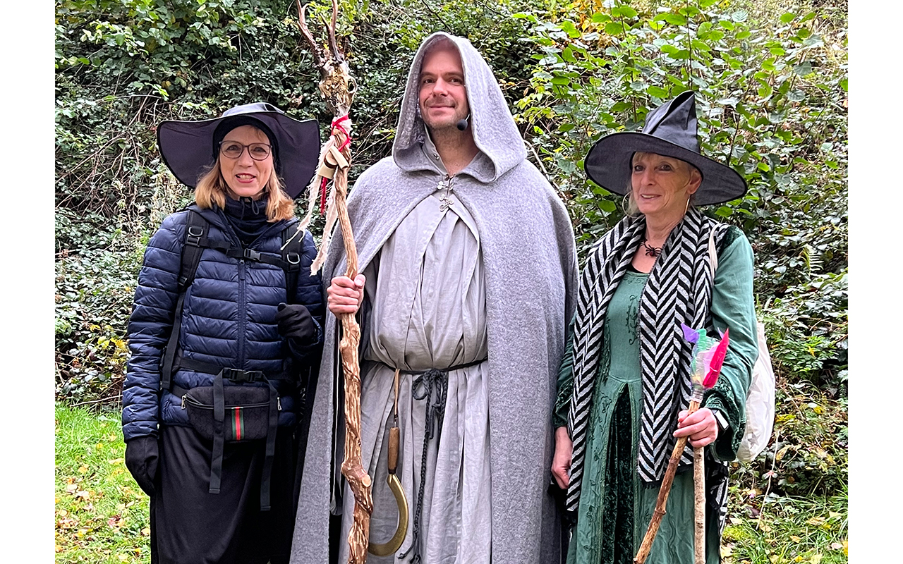 Die "Hexen" mit Thorsten Uebe-Emden im Kostm des Druiden vom Druidenstein. (Fotos: Wanderfreunde Siegperle)