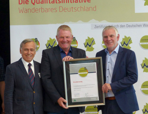 Auszeichnung fr den Druidensteig: (von links) Dr. Hans-Ulrich Rauchfu, Prsident des Deutschen Wanderverbands e.V., Bernd Brato, Brgermeister der Verbandsgemeinde Betzdorf-Gebhardshain und Jochen Flasbarth, Staatssekretr im Bundesumweltministerium. (Foto: A. Hof)