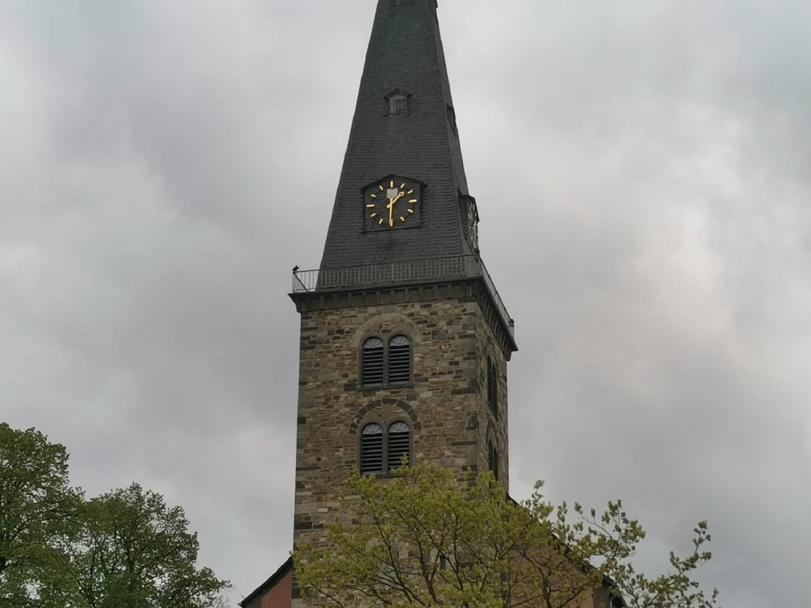 Stillstand in Altenkirchen: Kirchturmuhr hlt die Zeit an