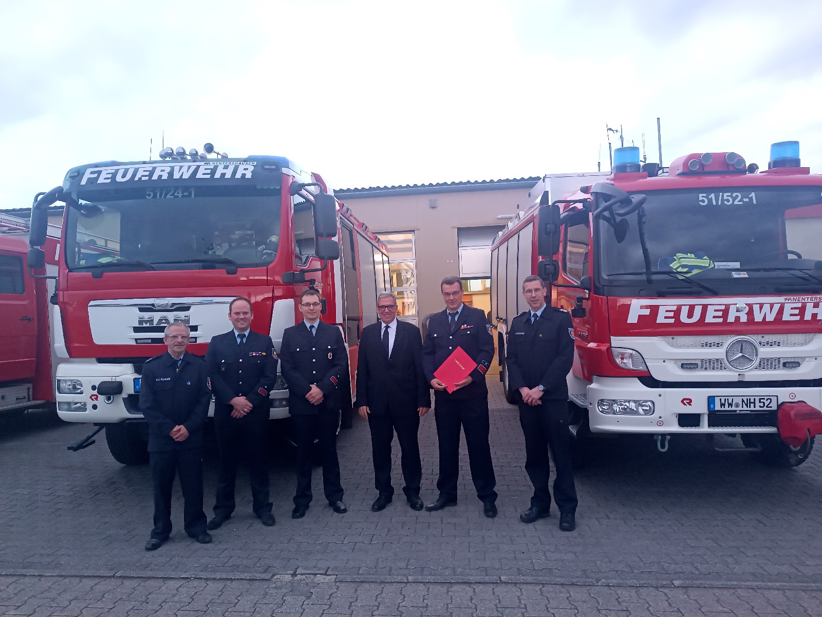 Wehrfhrer Henrik Mansel (2.v.r.) wurde in seinem Amt besttigt. Dazu gratulierten (v.l.): der Stellv. Wehrleiter Hans-Joachim Klimke, die beiden Stellv. Wehrfhrer Marvin Schmitt und Alexander Wolff, der Erste Beigeordnete Andree Stein sowie Wehrleiter Jens Weinriefer. (Bild: VG Montabaur / Monique Brill)