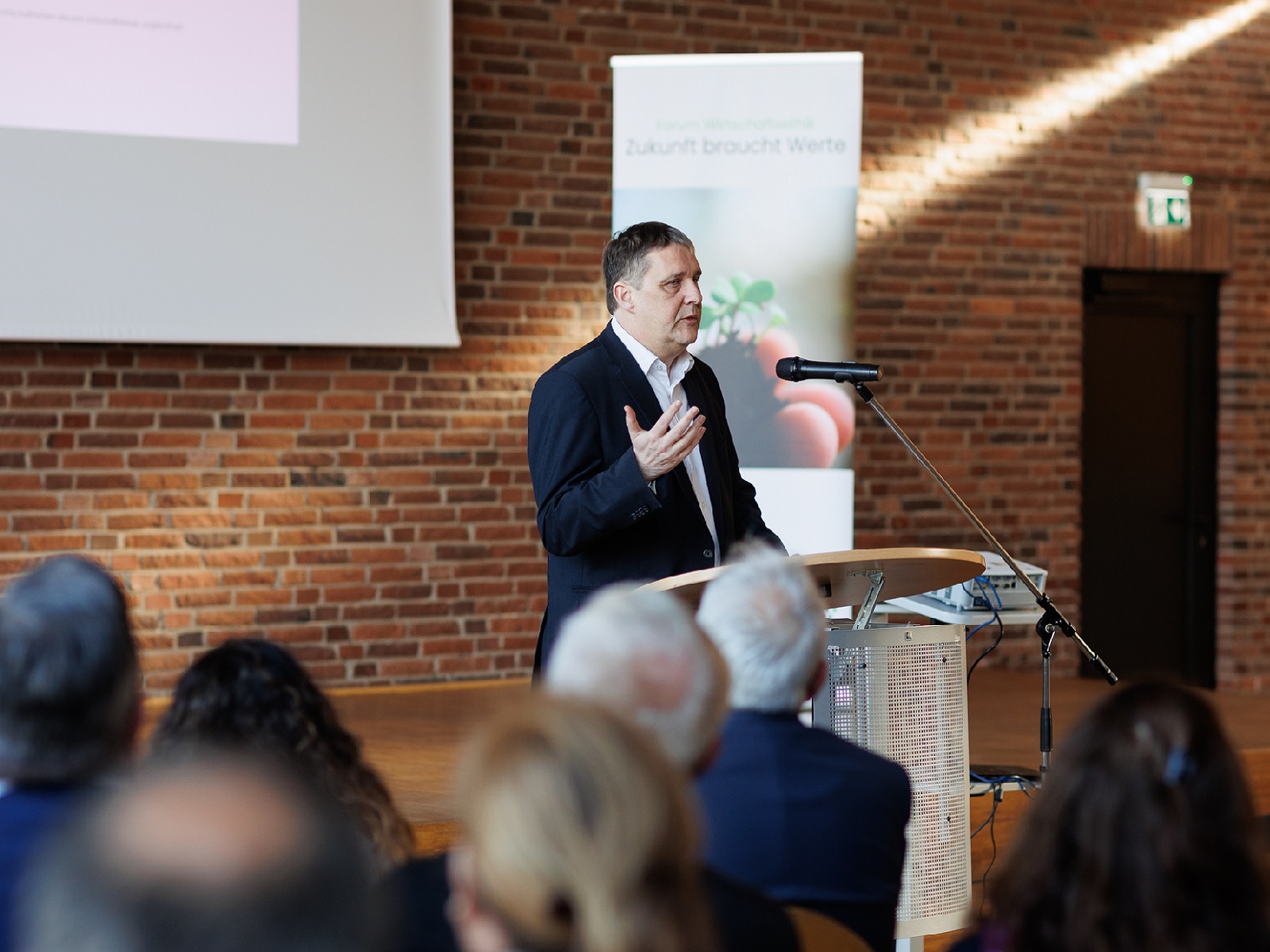 Professor Dr. Christian Thielscher bei seinem Vortrag (Foto: Peter Bongard)