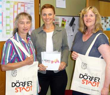 Das Team ffentlichkeitsarbeit: Cornelia Obenauer, Rebecca Seuser und Karina Mller (von links) stellten die "Drferstadt-Tasche" vor. Foto: Verwaltung
