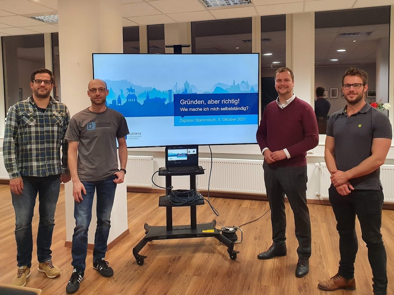 Beim krzlich stattgefundenen Treffen des Digital Stammtisch Westerwald-Sieg in Wissen ging es um das Thema Grnden, aber richtig!. Von links Marc Nilius und Markus Blser (Grnder Digitalstammtisch), Frederik Fein (IHK) und Maximilian Zimmermann (HwK). (Fotos: Veranstalter)