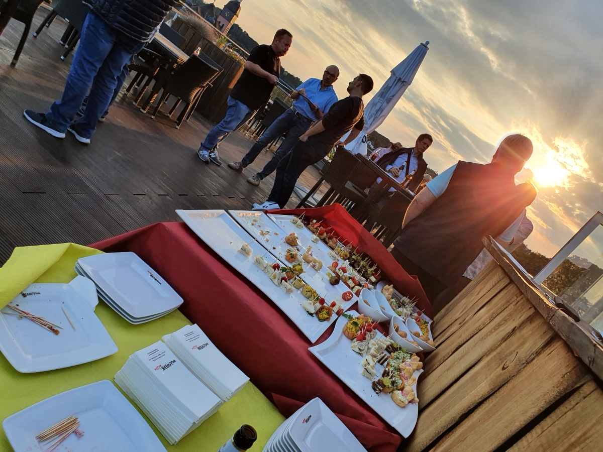 Ausklingen des Digital-Stammtischs auf der Dachterasse. Zuvor hatte derFachvortrag zum Thema "Glasfaserausbau im Kreis Altenkirchen" viele Interessierte zum Digital-Stammtisch gezogen. (Fotos: KathaBe)