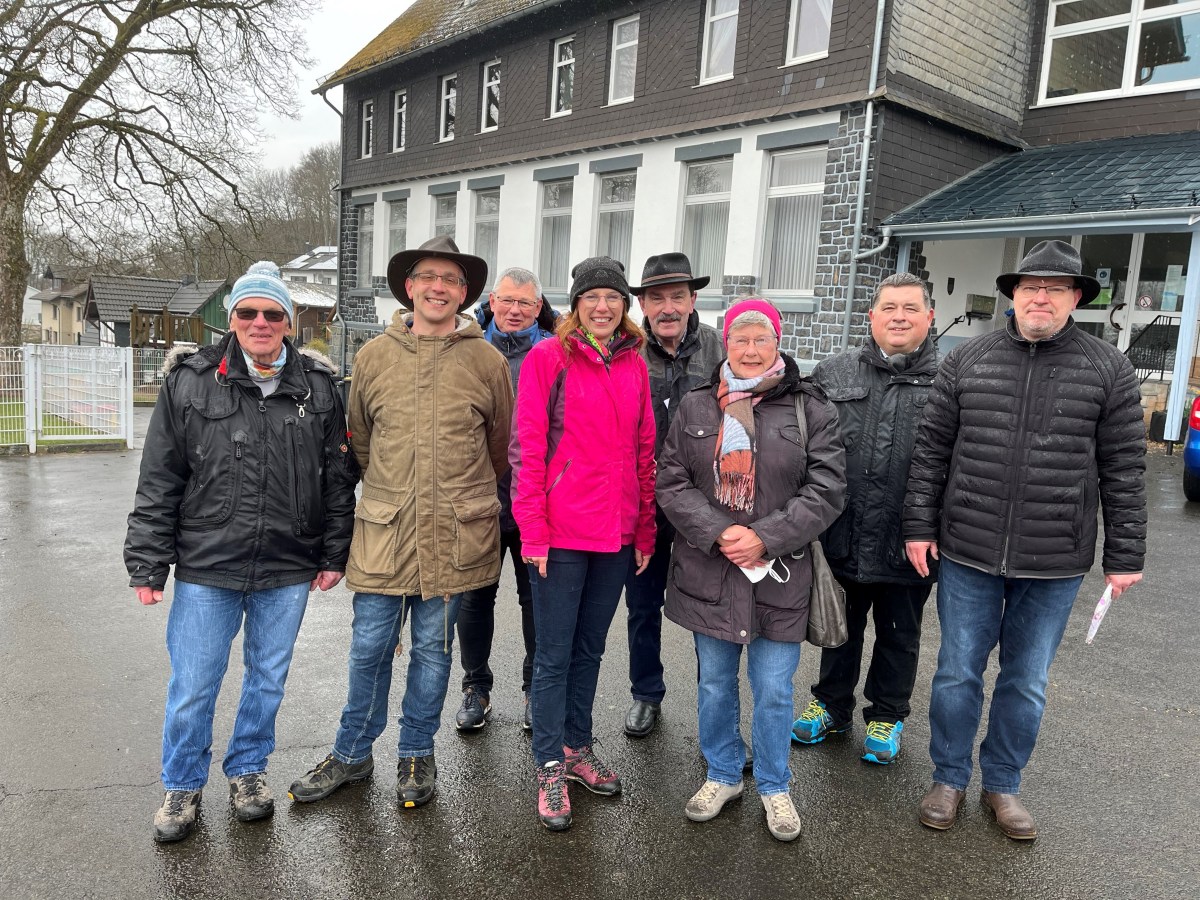 Bei der Tour durch Emmerzhausen waren einige Kommunalpolitiker mit dabei. (Foto: Wahlkreisbro)
