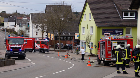 Die Einsatzstelle in Hundsangen befand sich in einer Kurve, weshalb ein Teilstck der Ortsdurchfahrt gesperrt werden musste.(Foto: Thomas Sehner/Feuerwehr)  