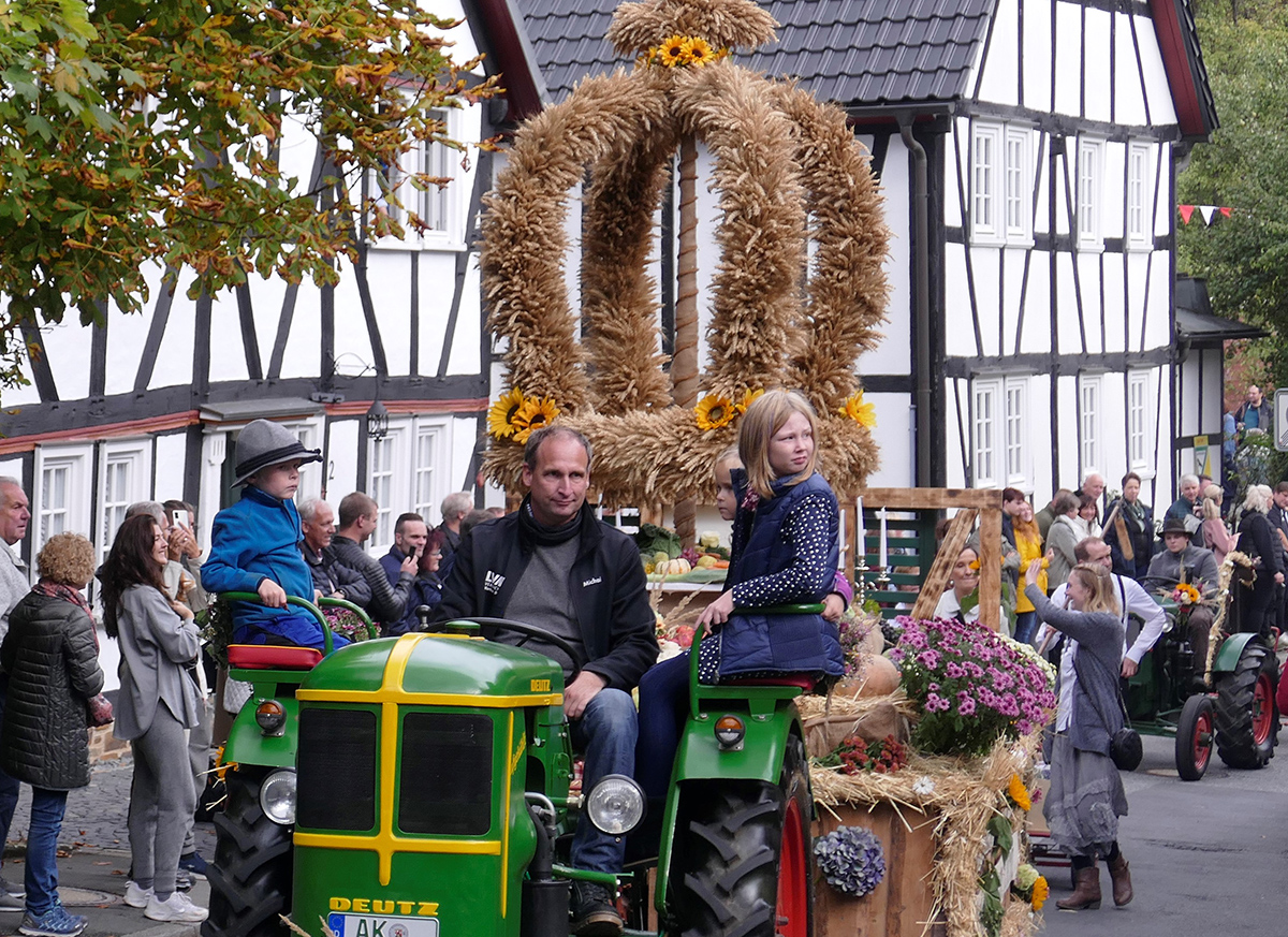 Die Gruppe Wllmische Kuckucks fhren den Festzug mit dem Erntewagen an. (Fotos: ma)