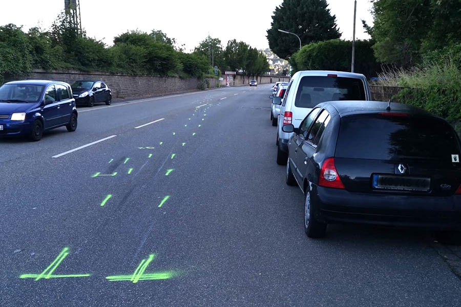 Am Morgen zeugen nur noch die Markungen von dem Unfall. Fotos: Uwe Schumann