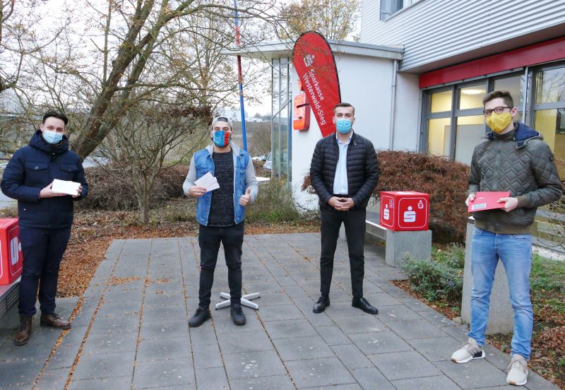 Nahmen stellvertretend fr ihr Team die Preise in Empfang: (v.l.) Akin Simsek (Platz 2); Levent Hsrafoglu (Platz 1); Deniz Bulut (Sparkasse Westerwald Sieg); Leon Reuter (Platz 3). Foto: Sparkasse Westerwald Sieg