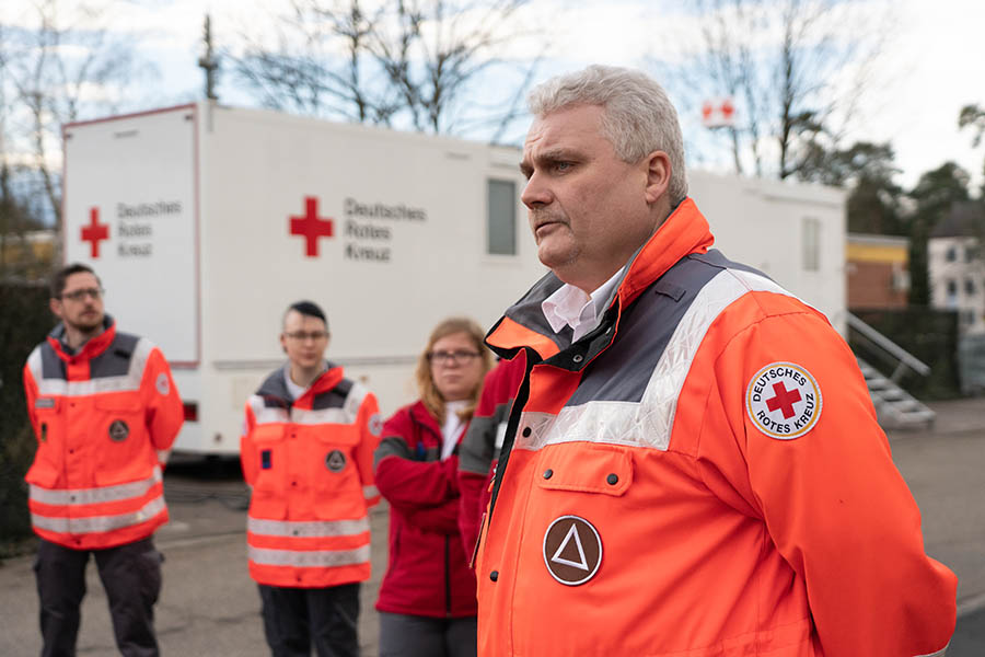 Foto: Oliver Talke im Einsatz in Germersheim. Foto: Philipp Khler/DRK. Alle weiteren Bilder: Eckhard Schwabe