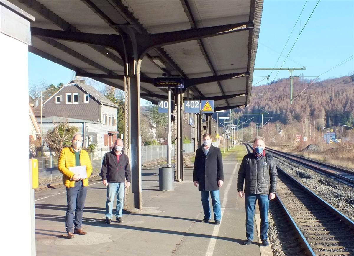 Den barrierefreien Ausbau und die Modernisierung des DB-Haltepunktes Brachbach errterten (v.re.) Bundestagsabgeordneter Erwin Rddel, Brgermeister Maik Khler, Ratsmitglied Ulrich Merzhuser und Bahnexperte Ottmar Haardt.  
(Foto: Reinhard Vanderfuhr/Wahlkreisbro Rddel)
