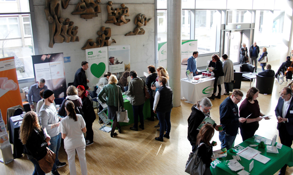 In der Pause konnten die Besucher des Wundtags die Industrieausstellung besuchen, die im Foyer des Hauses zum Fachaustausch einlud. Fotos: Privat