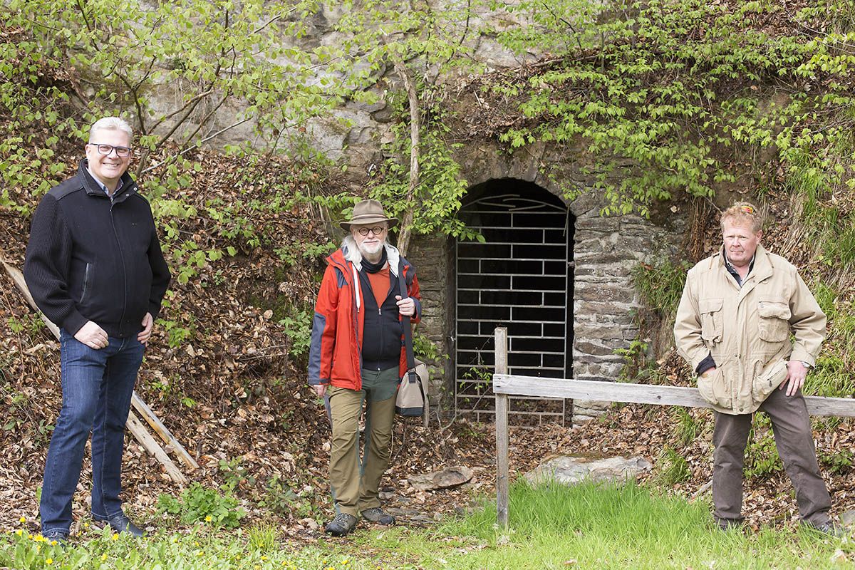 Vor dem Stollenmund der Grube Edelstein von links: Brgermeister Dieter Bethke, Dr. Joachim Schneider und Hermann-Josef Wagner. Fotos: Helmi Tischler-Venter