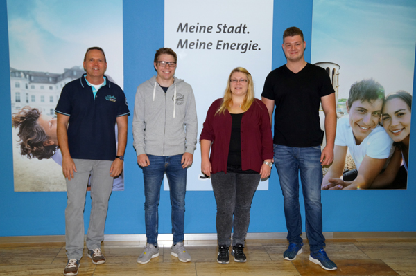 Von links: Personalchef Dirk Reuschenbach ist uerst zufrieden mit der Leistung von Nico Stertz (Elektroniker fr Betriebstechnik), Lisa Frank (Geomatikerin) und Fabian Distelkamp (Anlagenmechaniker fr Rohrsystemtechnik). Foto: Privat