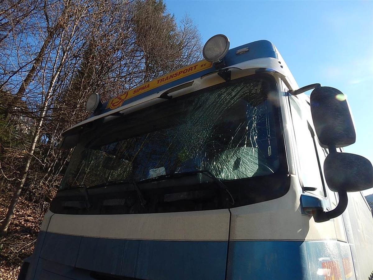 Die Folgen einer losgelsten Eisplatte im Straenverkehr. (Foto: Polizei) 