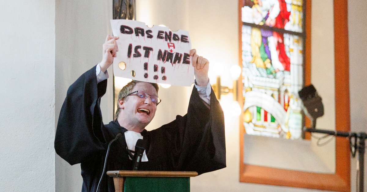 Der Ordinationsgottesdienst hielt plakative Momente bereit, die herausstachen und in Erinnerung bleiben. (Fotos: Evangelisches Dekanat Westerwald) 