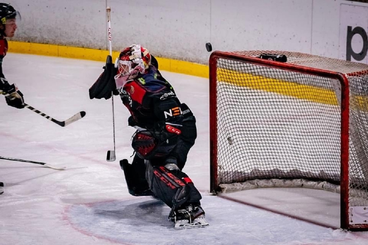 Tommi Steffen lenkt den Puck gegen die Latte. (Bild: Manuel Enderich)