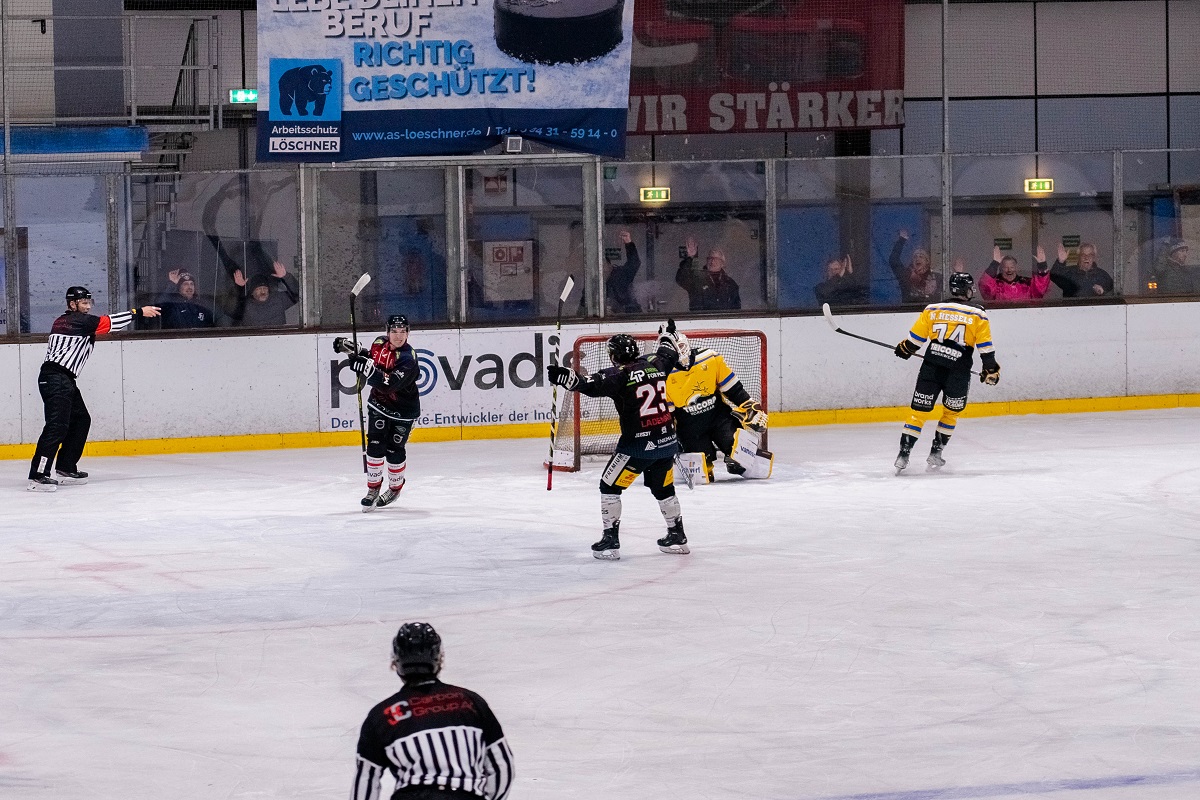 Niko Lehtonen (links, dunkles Trikot) und Kapitn David Lademann (rechts) bejubeln den Torerfolg gegen Tilburg. (Foto: Manuel Enderich)