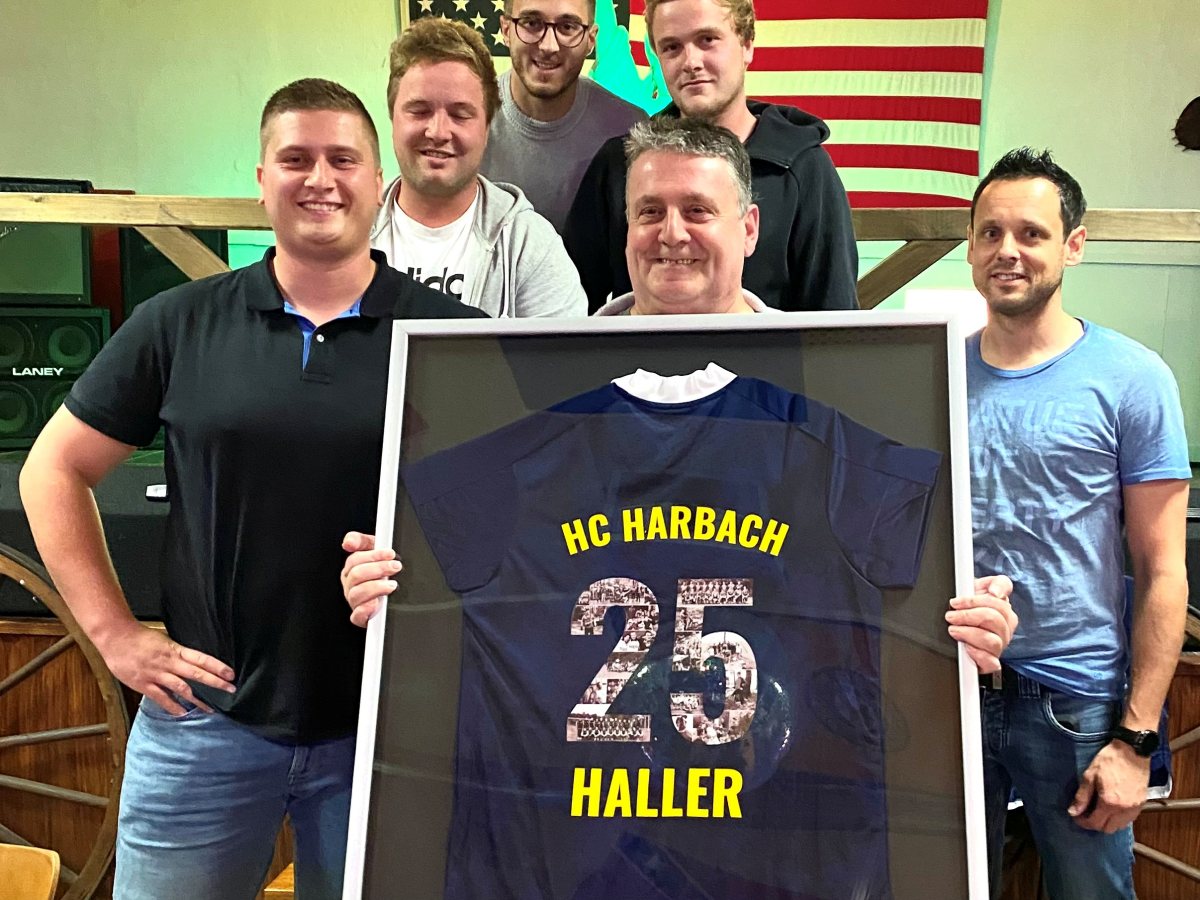 Ehrungen beim Hobbyclub Harbach: Besonderes Trikot fr Trainer Hallerbach 
