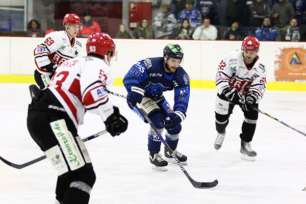 Auch gegen drei Herforder scheibensicher: Tobias Etzel marschiert durch die Abwehr der Ice Dragons. Foto: Verein