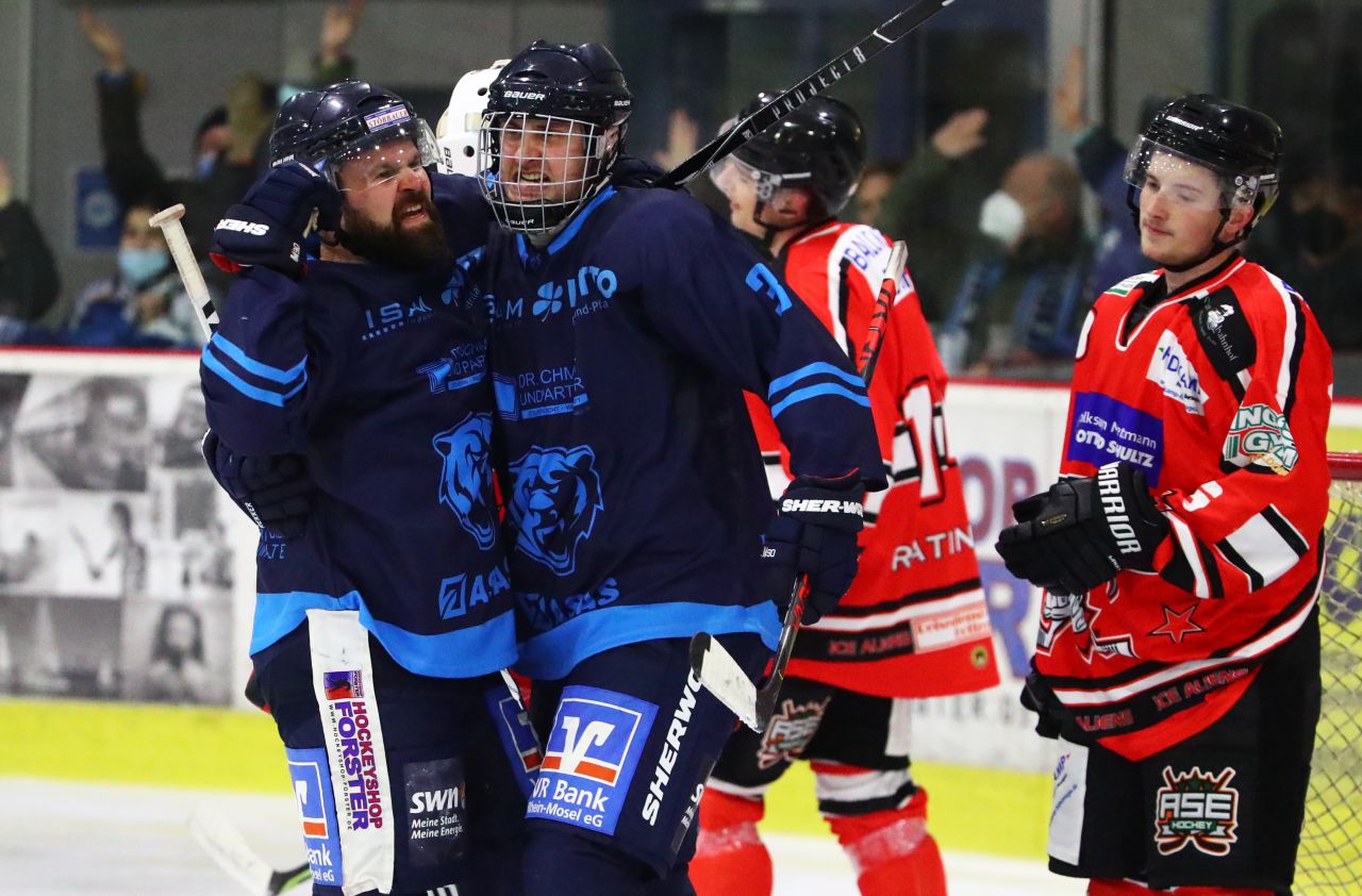 Daniel Pering (links) und Thorben Beeg wollen auch gegen ihren Ex-Verein Neuss jubeln. Foto: EHC