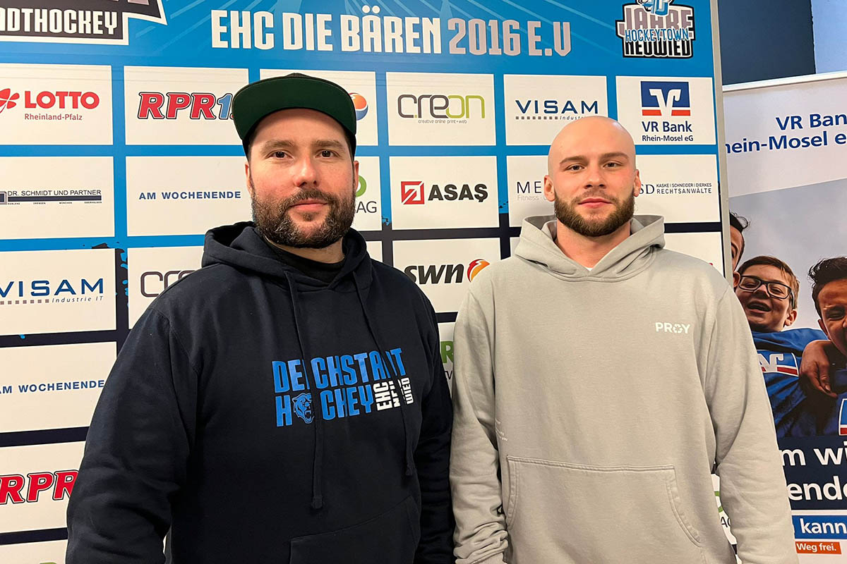 EHC-Manager Carsten Billigmann (links) begrt mit Daniel Vlach einen neuen Import beim EHC. Foto: Verein