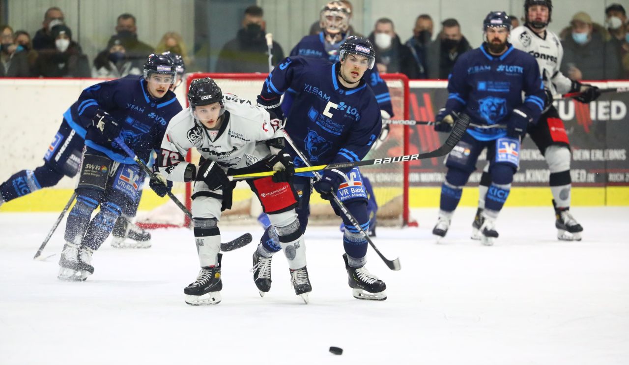 Nach einem 1:4-Rckstand drehten die Bren um Kapitn Stephan Frhlich (Bildmitte) noch auf, aber die Schlussoffensive kam zu spt. Foto: EHC