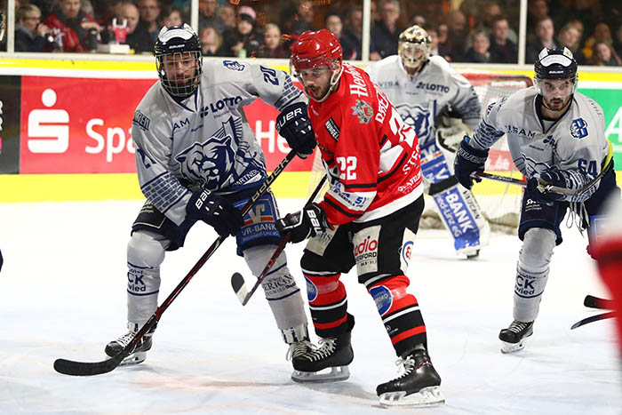 Kevin Wilson (links, hier beim Bully gegen Gleb Berezovskij) verwandelte den entscheidenden Penalty fr die Bren zum 7:6-Sieg. Foto: Verein
