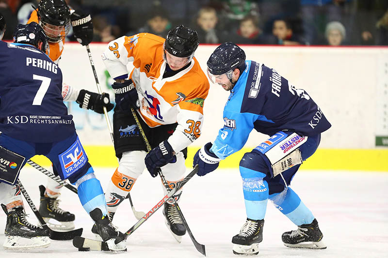 Im Spiel zwischen dem EHC Neuwied (rechts: Kapitn Stephan Frhlich) und den Dinslakener Kobras (Mitte: Martin Benes) ist am Freitag ein harter Kampf um jeden Quadratzentimeter Eis zu erwarten. Foto: Verein