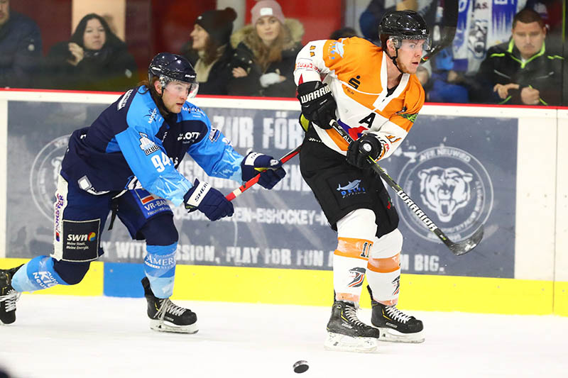 Sam Aulie arbeitete defensiv fleiig mit - so wie hier gegen Stefan Dreyer - und wurde mit seinen drei Toren Matchwinner des EHC. Foto: Verein
