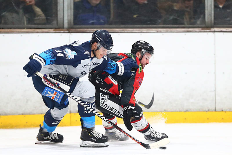 Mindestens zwei Mannschaften muss der EHC Neuwied in den Pre-Playoffs auf Abstand halten, um ins Halbfinale einzuziehen. Im ersten Heimspiel der wichtigen Runde empfngt der EHC mit Frederic Hellmann (links) am Sonntagabend ab 19 Uhr die EG Diez-Limburg. Foto: Verein