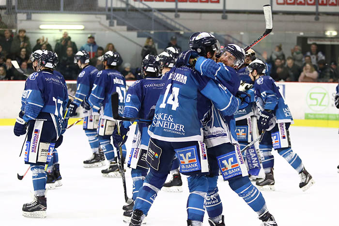 Ein Tnzchen auf Spiel fnf: Frederic Hellmann, Christian Neumann und Co. spielen nach dem 6:4-Sieg nun am Dienstag in Herford um den Finaleinzug. Foto: EHC